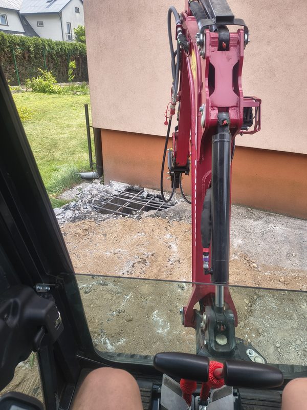 Kucie młotem hydraulicznym zamontowanym na minikoparce