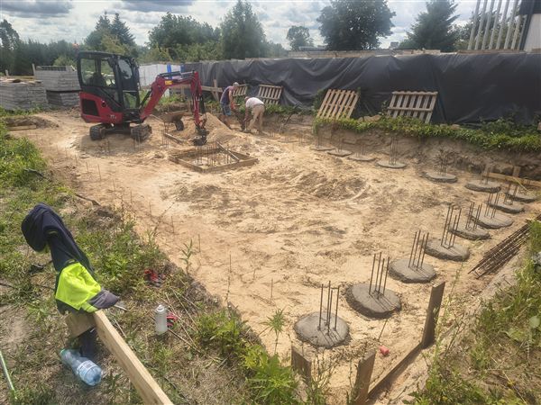 Gotowe otwory pod pale fundamentowe wywiercone minikoparką