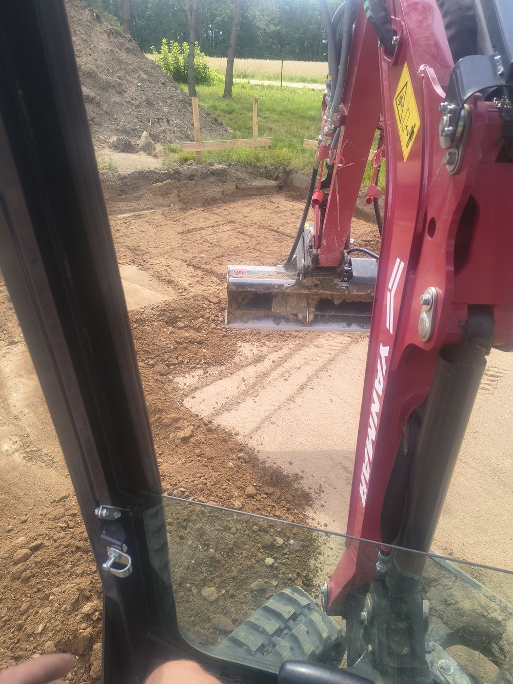 Minikoparka Yanmar SV19 z lemieszem profilująca podłoże pod płytę fundamentową