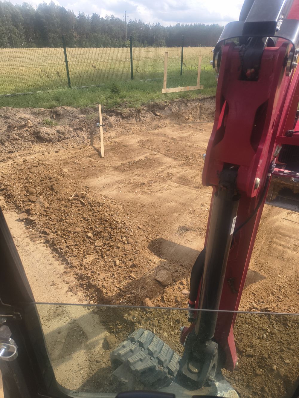 Wyrównany plac pod płytę fundamentową z wytyczonymi ławami ciesielskimi