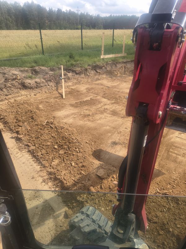 Wyrównany plac pod płytę fundamentową z wytyczonymi ławami ciesielskimi